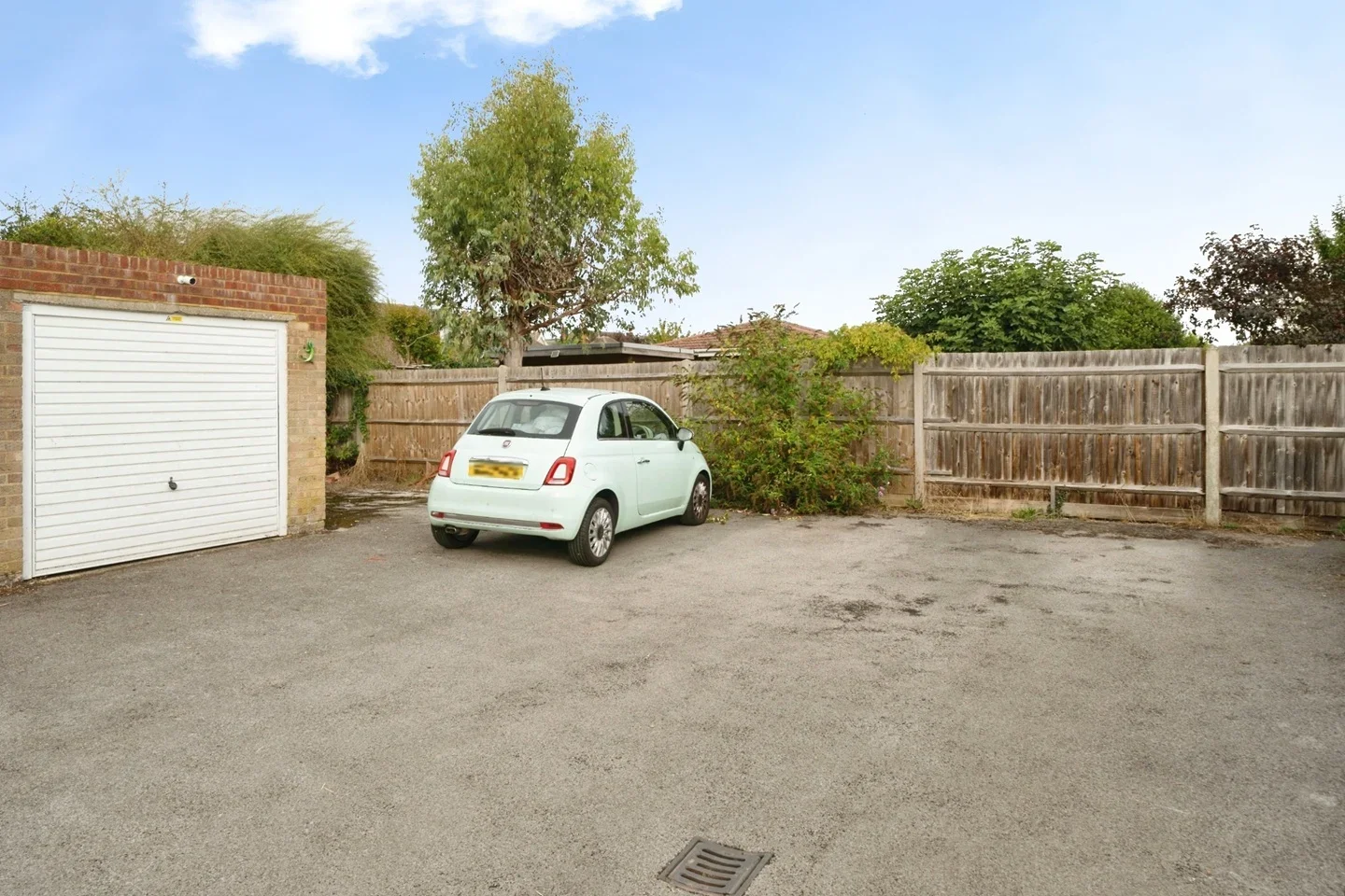 Flat Avondale Avenue in Borough of Spelthorne