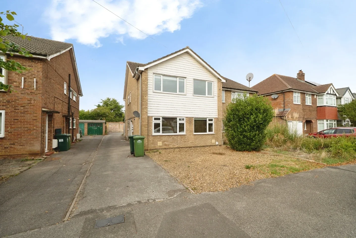 Flat Avondale Avenue in Borough of Spelthorne
