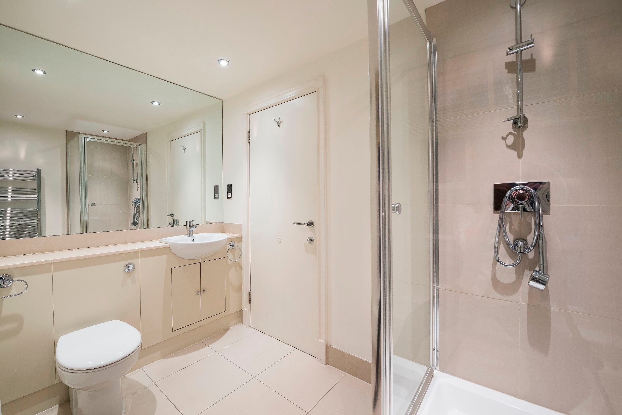 Flat Fulham Road in Greater London