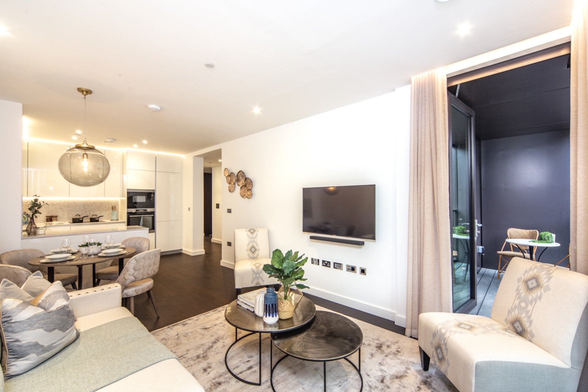 Flat Ponton Road in Greater London