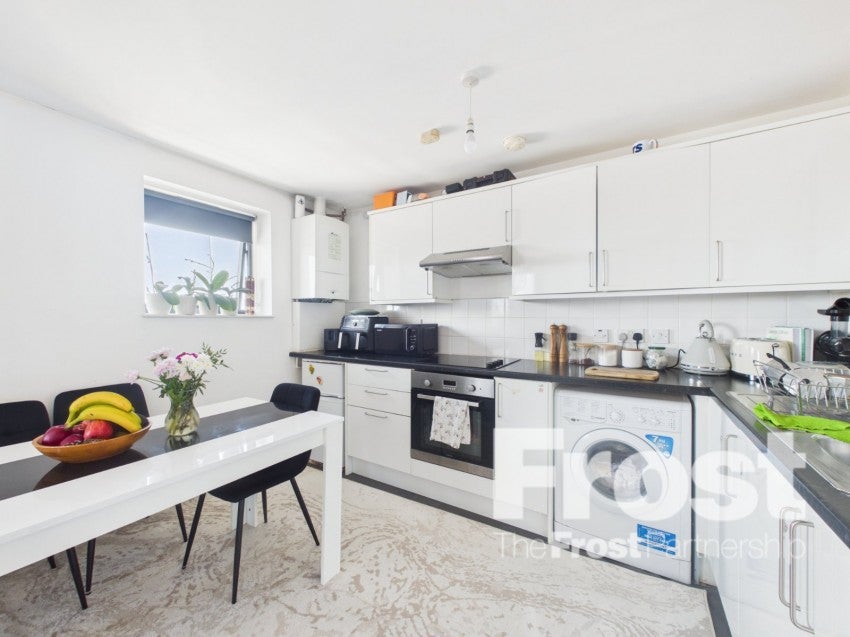 Flat Meadfield Road in Slough