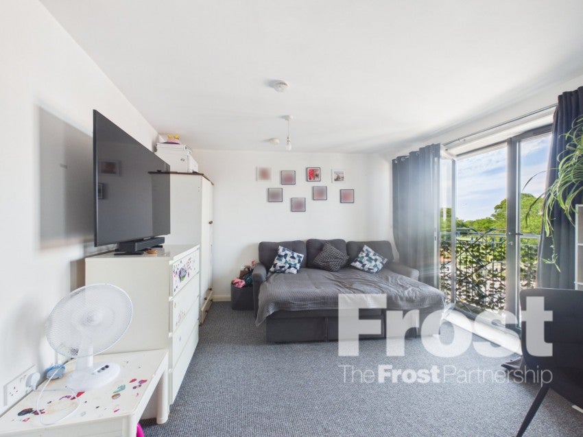 Flat Meadfield Road in Slough