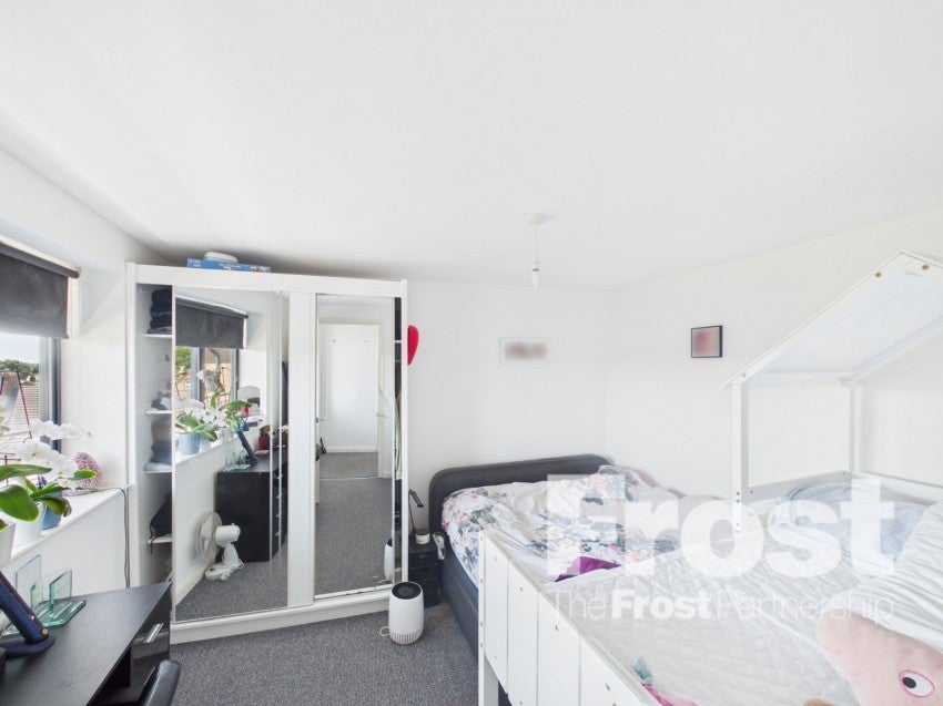 Flat Meadfield Road in Slough