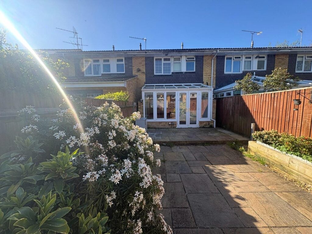 Flat Russet Close in Guildford