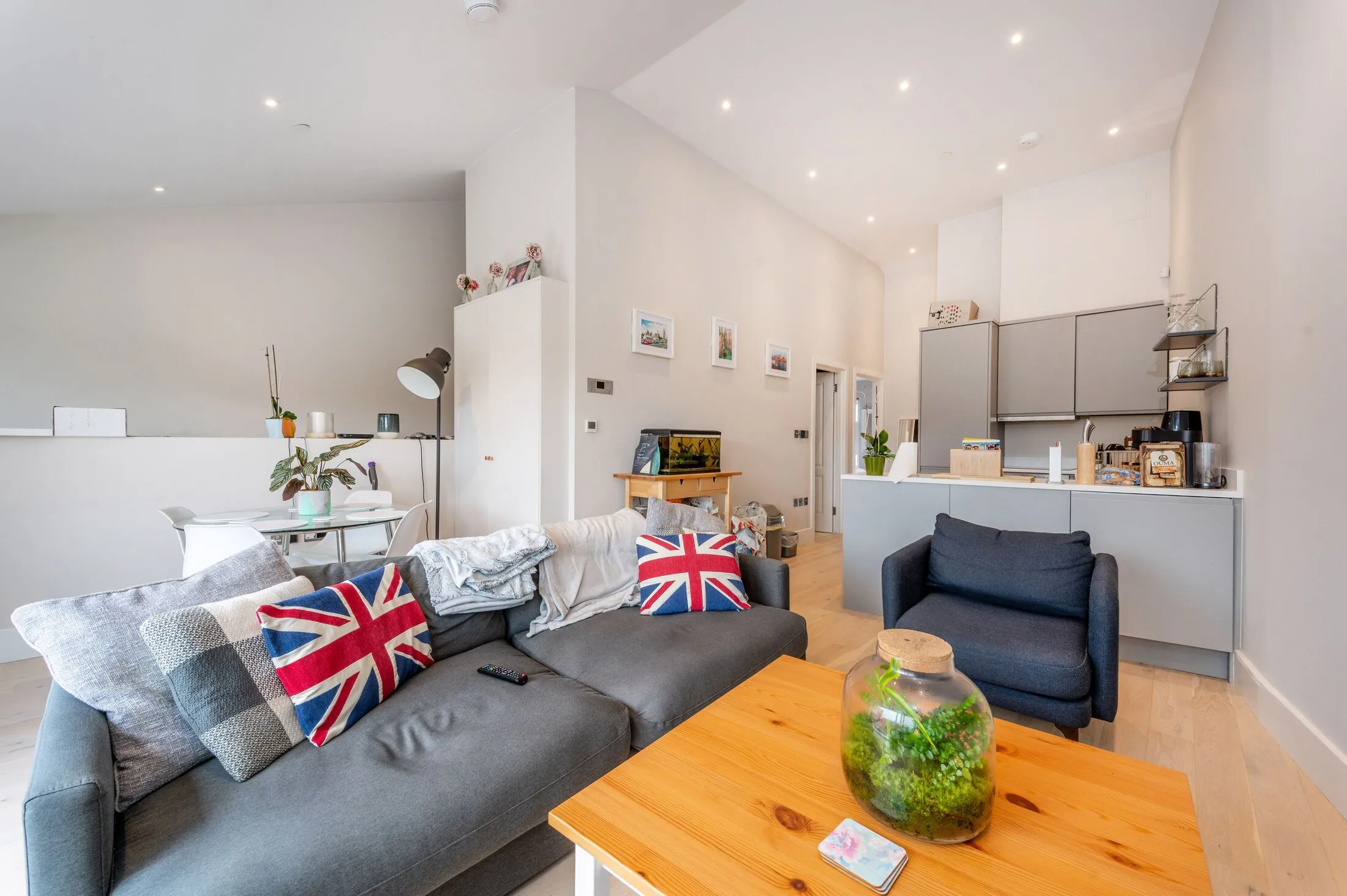 Flat Gayford Road in Greater London