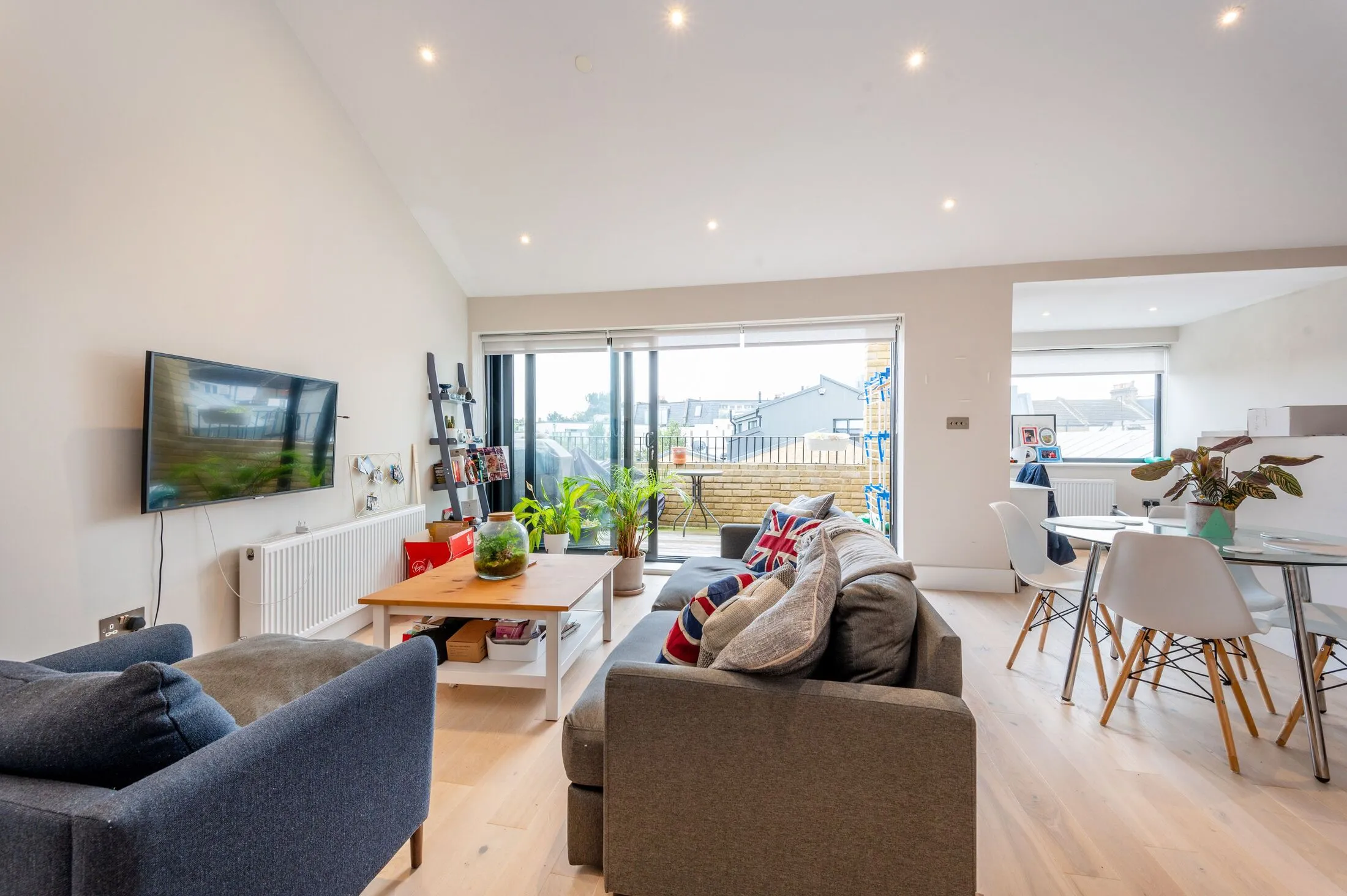 Flat Gayford Road in Greater London