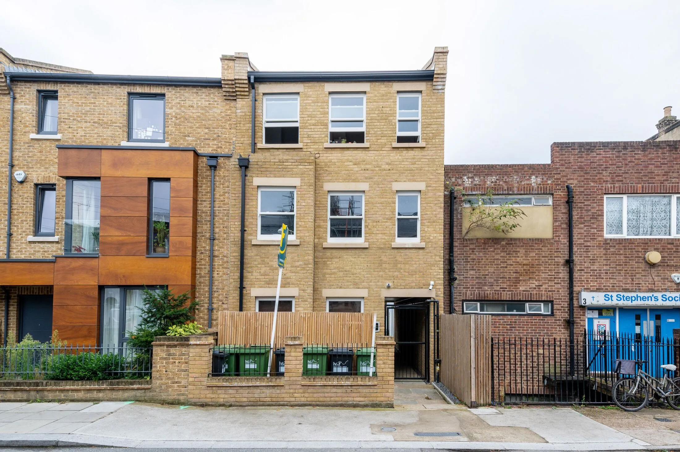Flat Gayford Road in Greater London