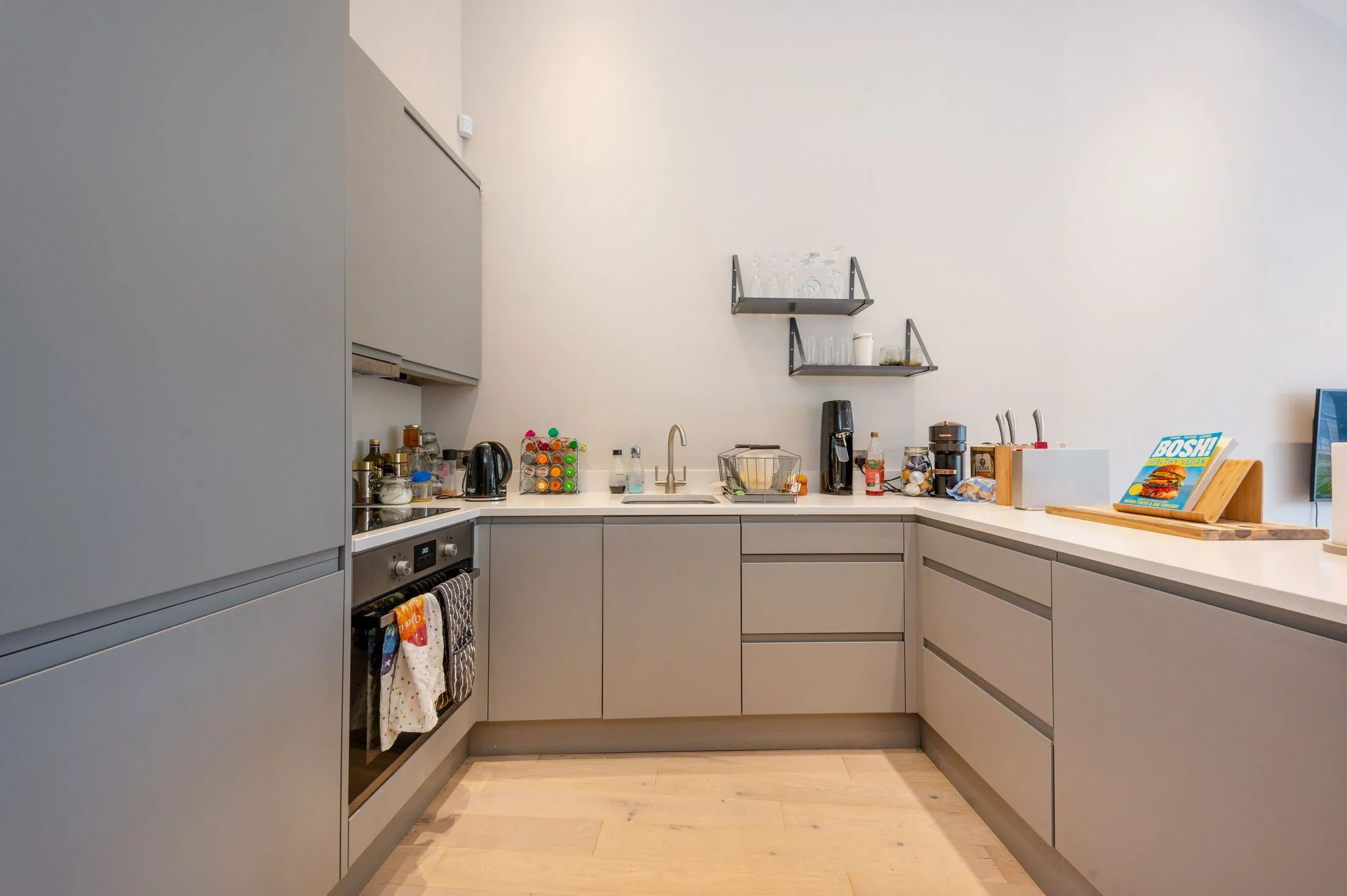 Flat Gayford Road in Greater London