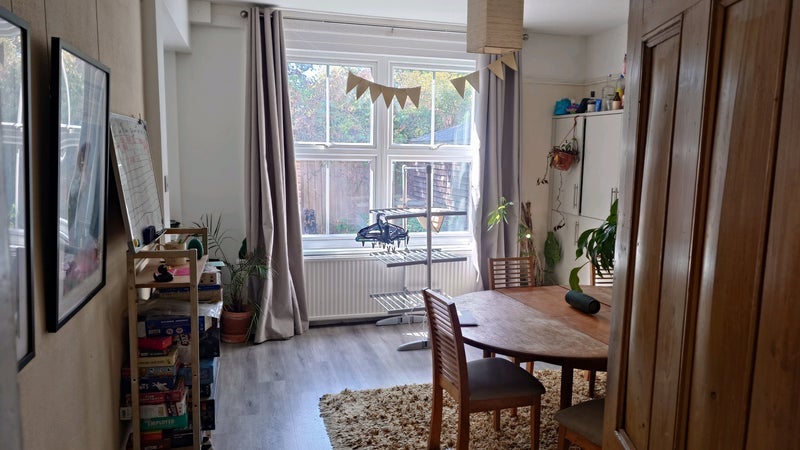 Room Ashford Avenue in Greater London
