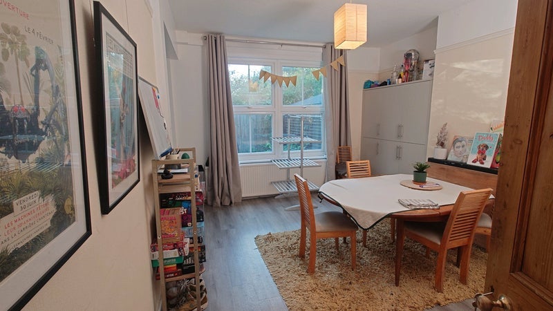 Room Ashford Avenue in Greater London