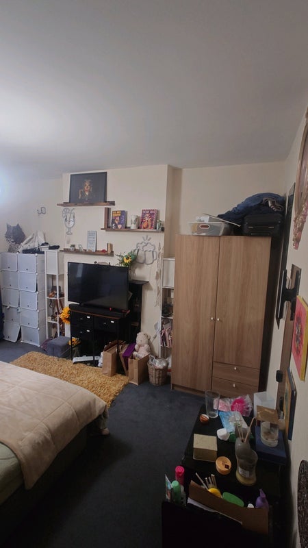 Room Ashford Avenue in Greater London