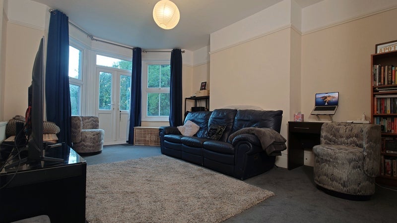Room Ashford Avenue in Greater London
