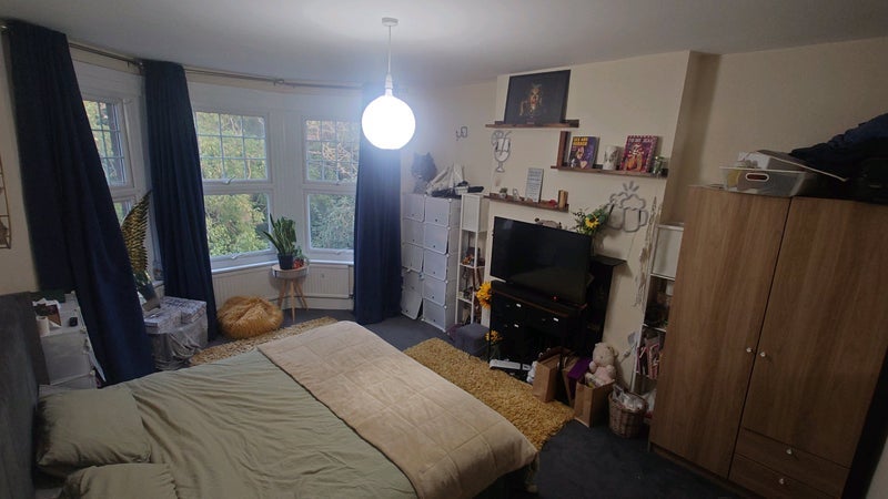 Room Ashford Avenue in Greater London