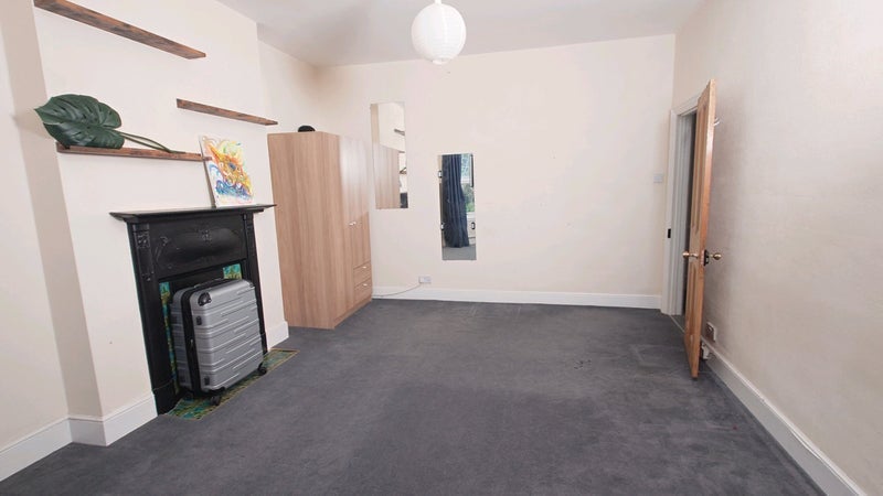 Room Ashford Avenue in Greater London