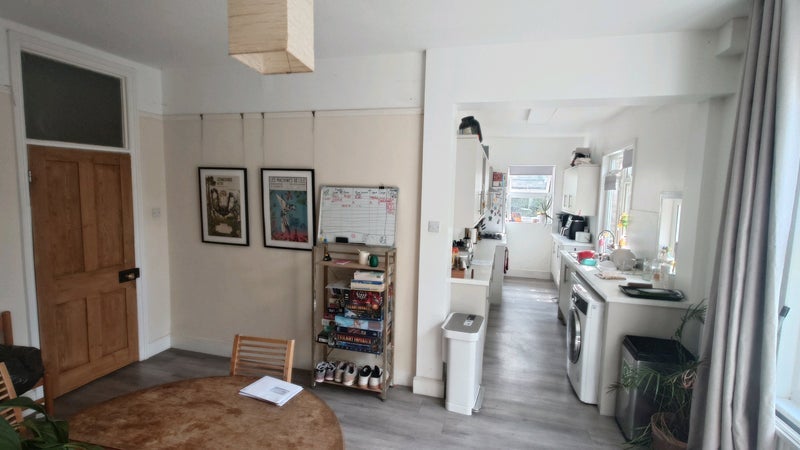 Room Ashford Avenue in Greater London