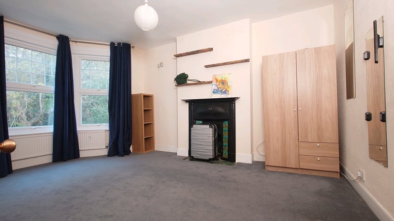Room Ashford Avenue in Greater London