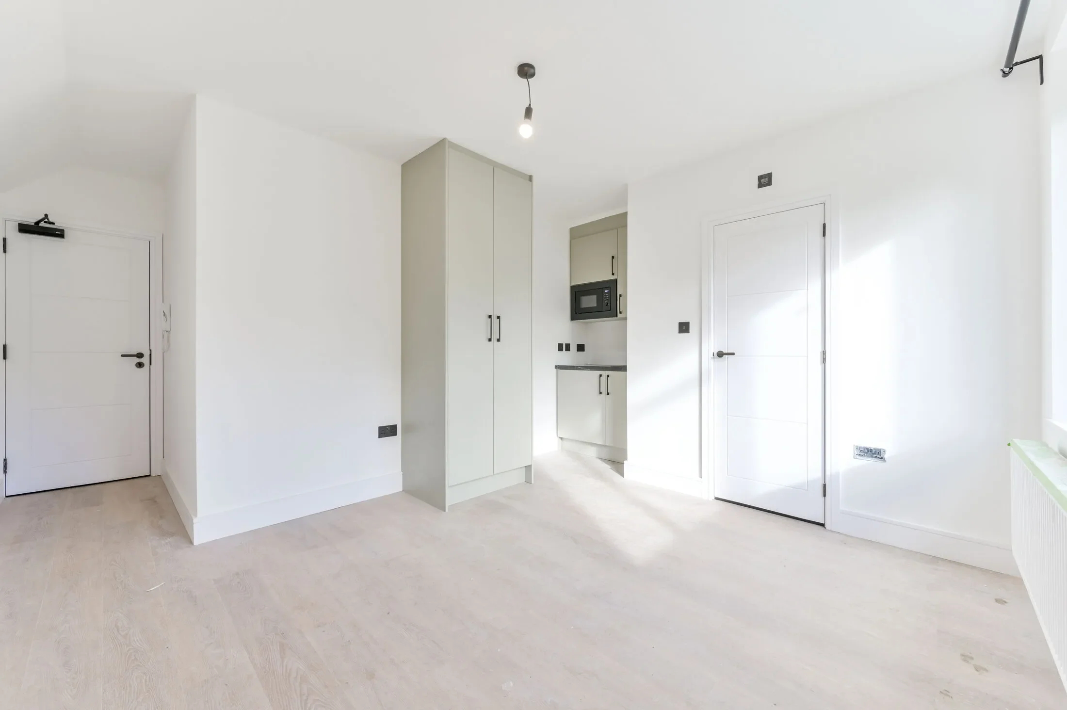 Flat Montpelier Road in Greater London