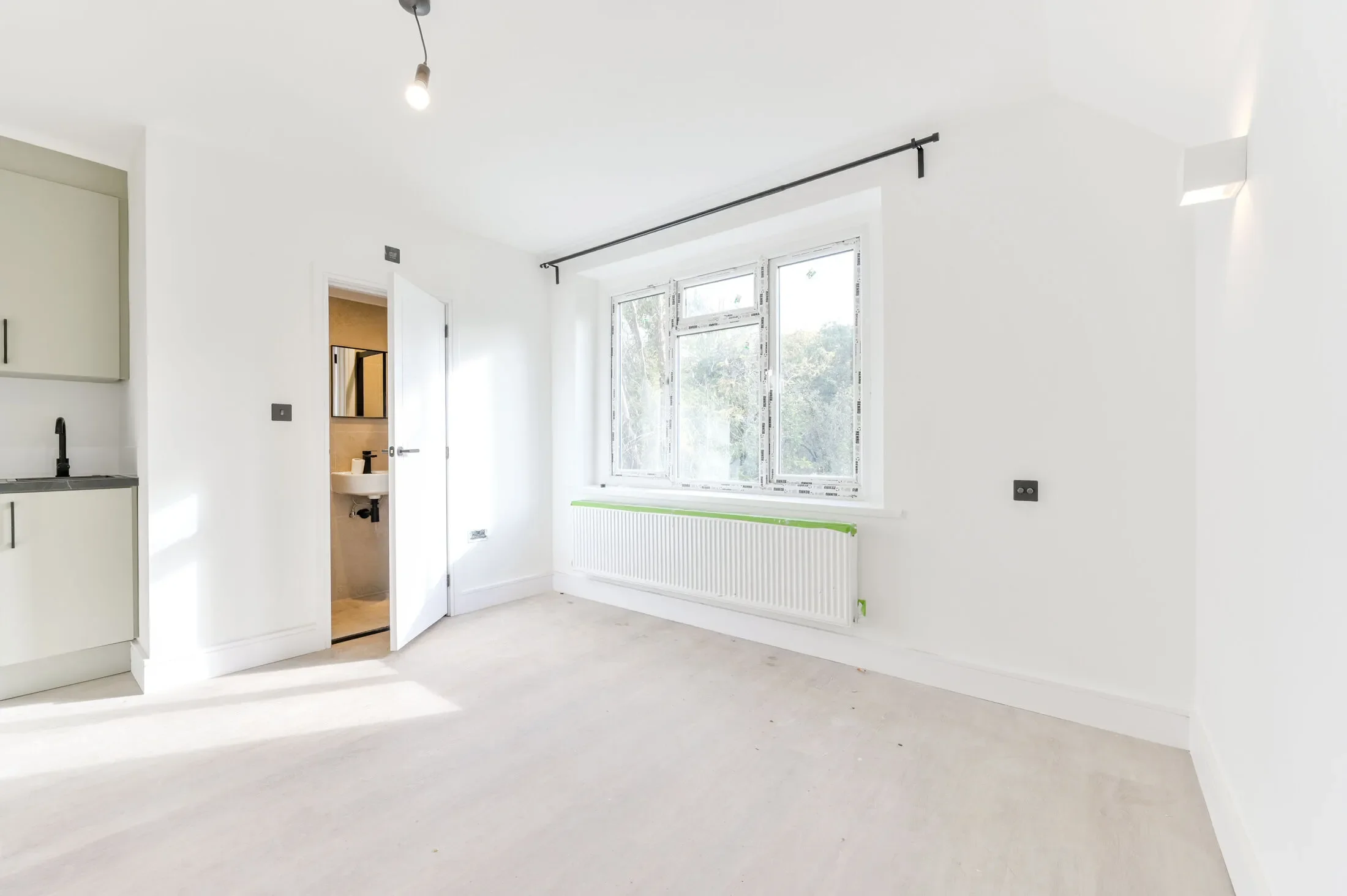 Flat Montpelier Road in Greater London
