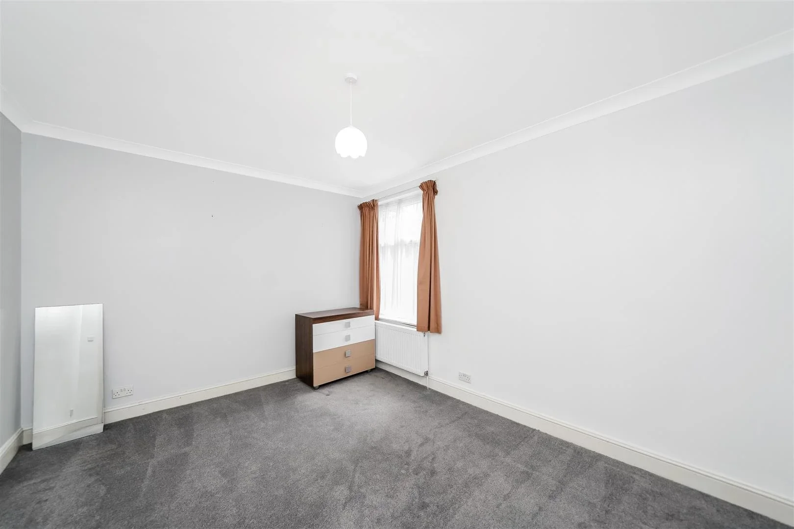 Flat Warner Road in Greater London