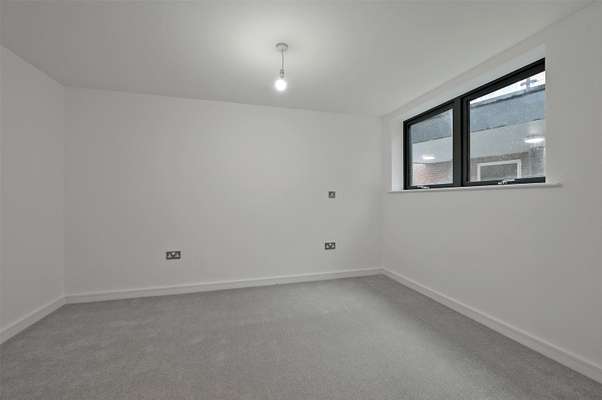 Flat Dedworth Road in Windsor