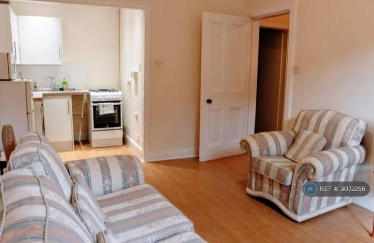 Flat Broughton Road in City of Edinburgh