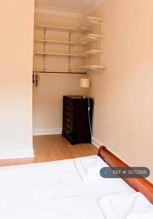 Flat Broughton Road in City of Edinburgh