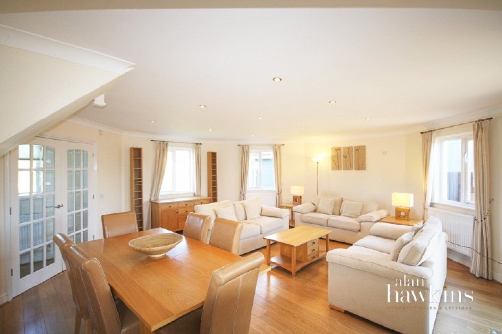 House Wiltshire Crescent in Royal Wootton Bassett