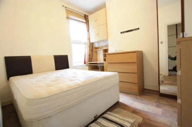 Flat Miller Road in Greater London