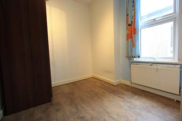Flat Miller Road in Greater London