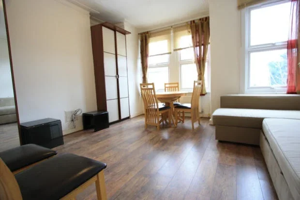 Flat Miller Road in Greater London