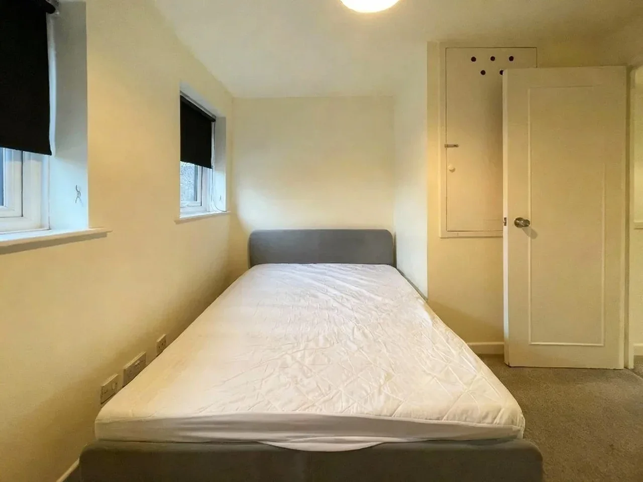 Flat Falcon Way in Greater London