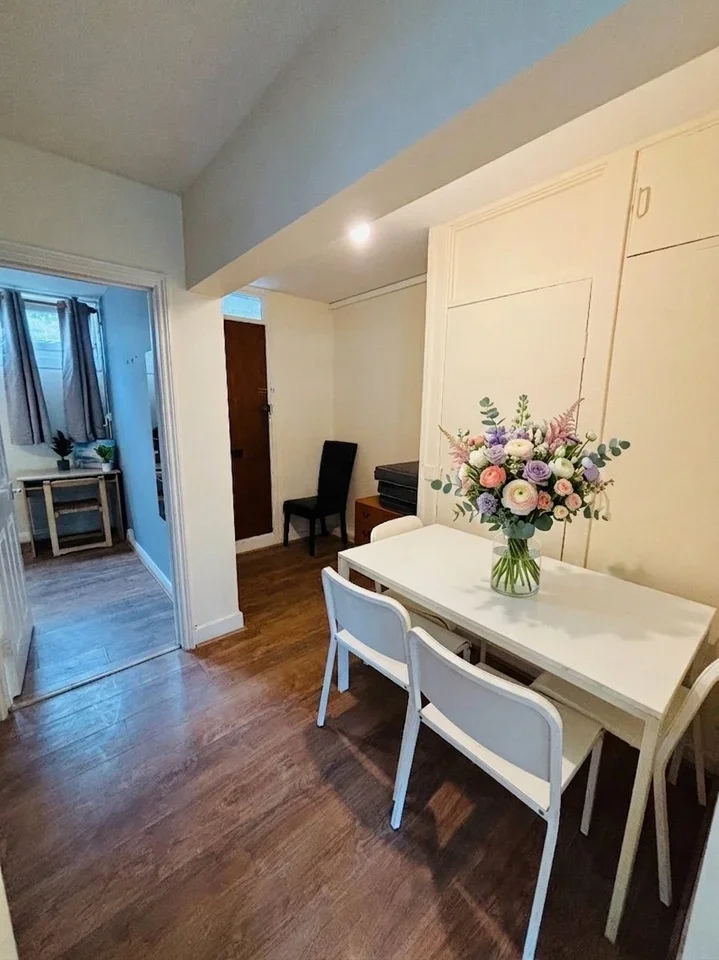 Room Thomas Baines Road in Greater London