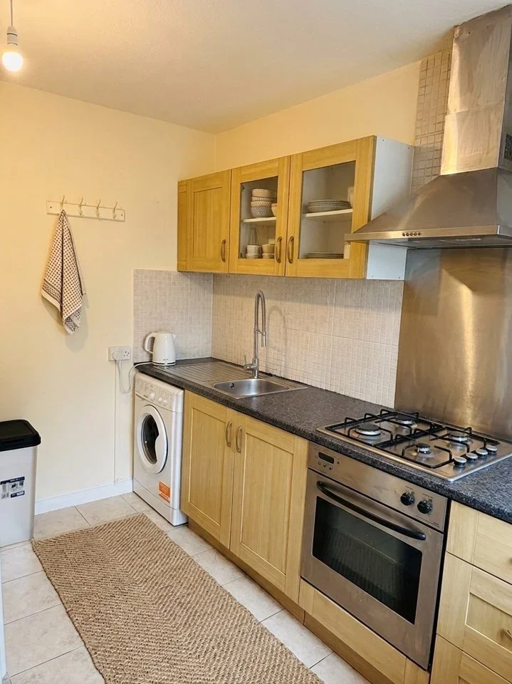 Room Thomas Baines Road in Greater London