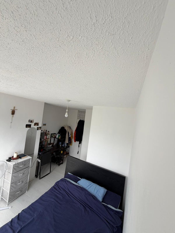 Room Manchester Road in Greater London