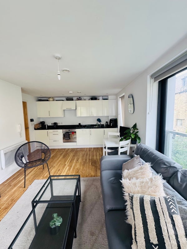 Room Bouverie Court in Leeds