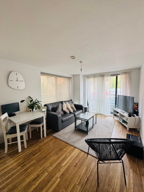 Room Bouverie Court in Leeds