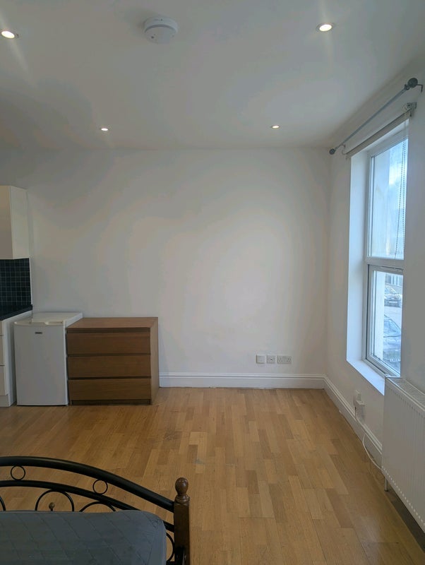 Flat Ashdown Crescent in Greater London