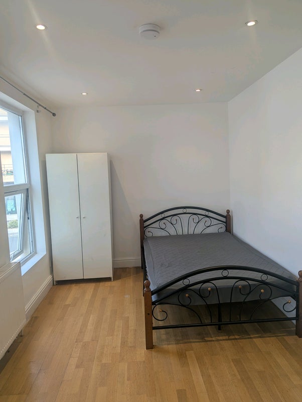 Flat Ashdown Crescent in Greater London
