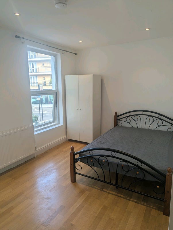 Flat Ashdown Crescent in Greater London
