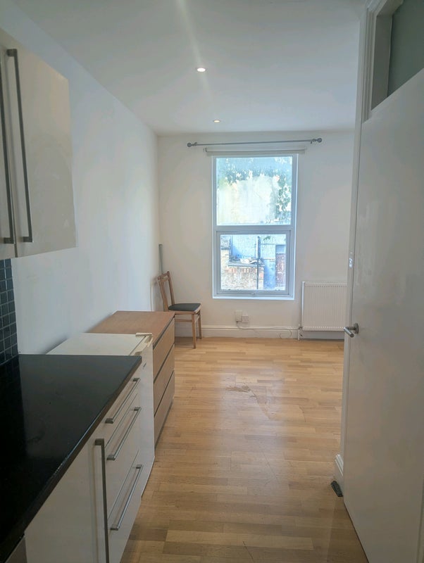 Flat Ashdown Crescent in Greater London