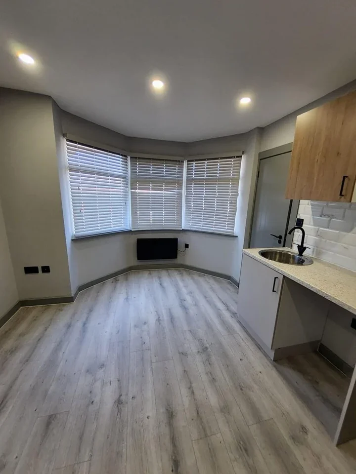 Flat Camrose Avenue in Greater London
