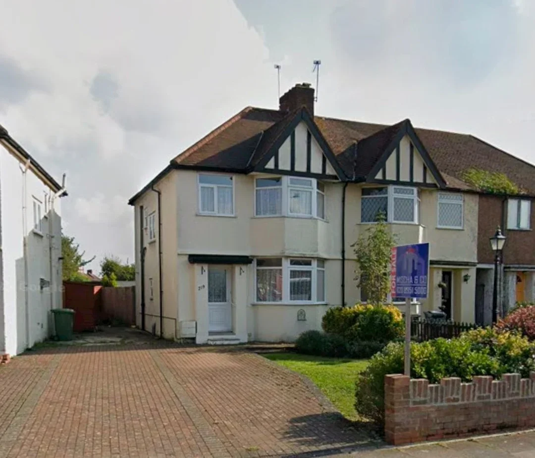 Flat Camrose Avenue in Greater London