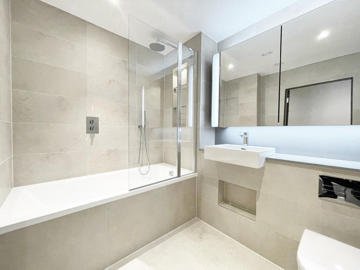 Flat Malthouse Road in London