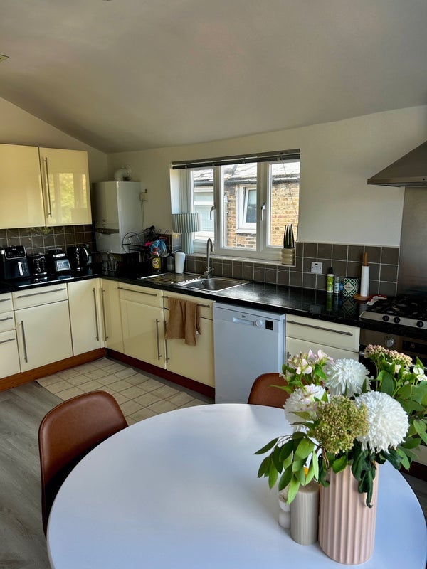 Room Haverhill Road in Greater London