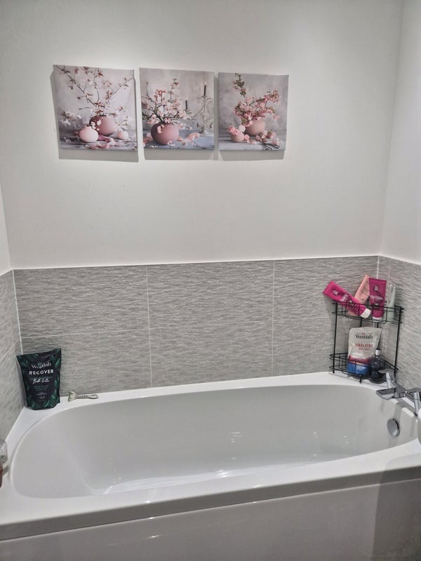 Room Llantrisant Road in Llantwit Fardre