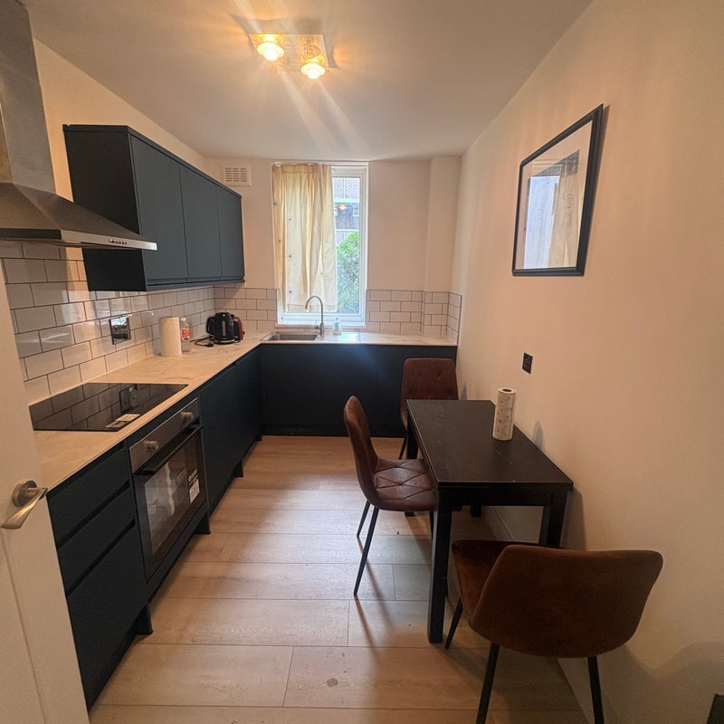 Room Boundary Road in Greater London