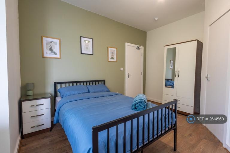 Room North Breeze Hill in Liverpool