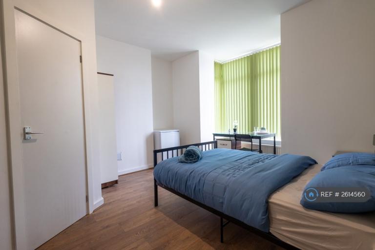 Room North Breeze Hill in Liverpool