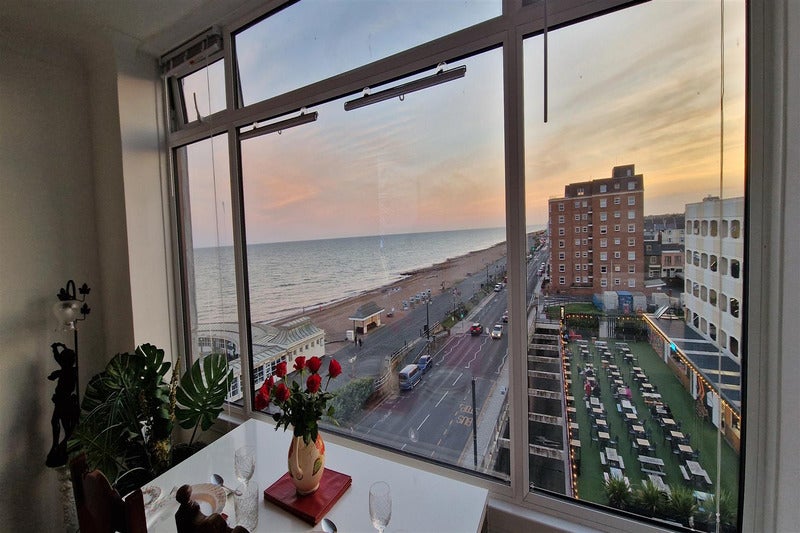 Flat Marine Parade in Worthing