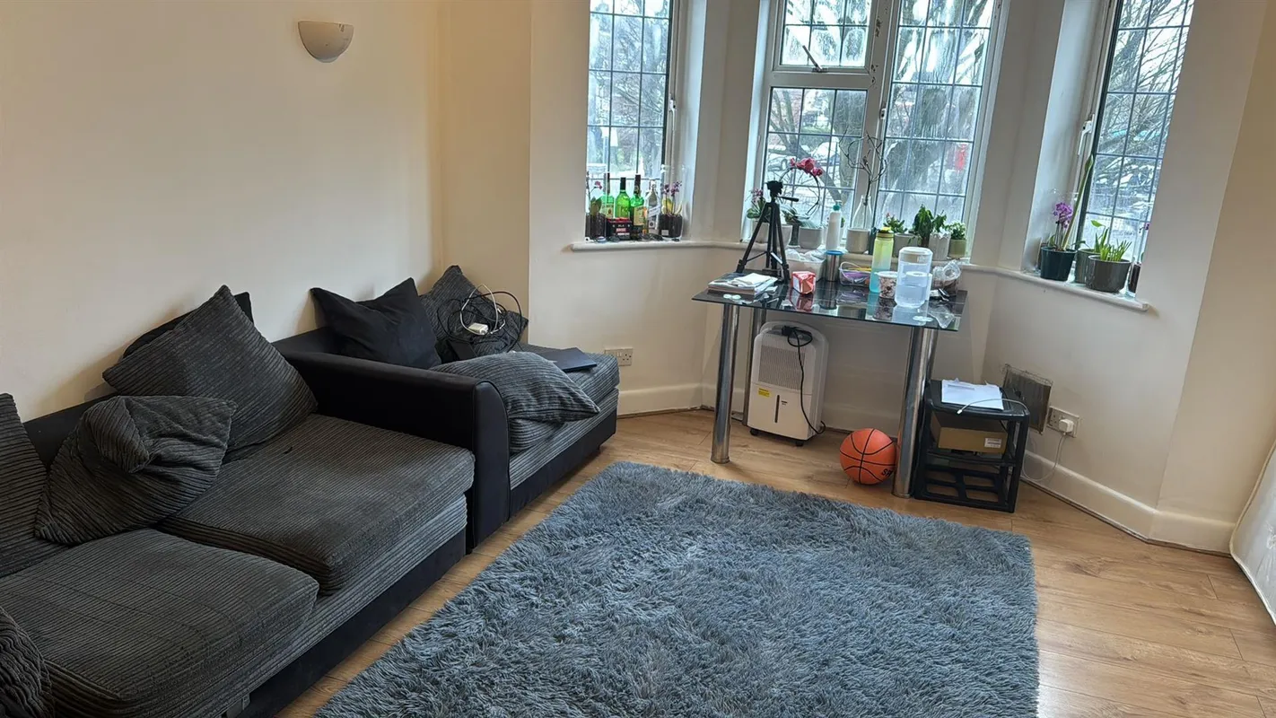 Flat Parklands Court in Greater London